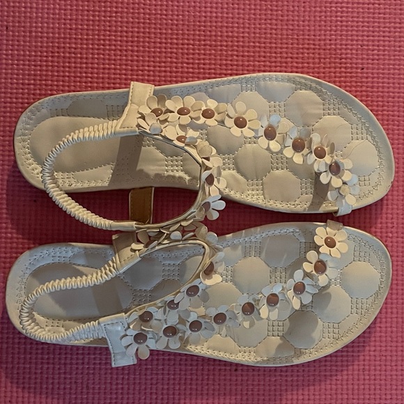 Cute Sandals size 8 - Picture 2 of 5